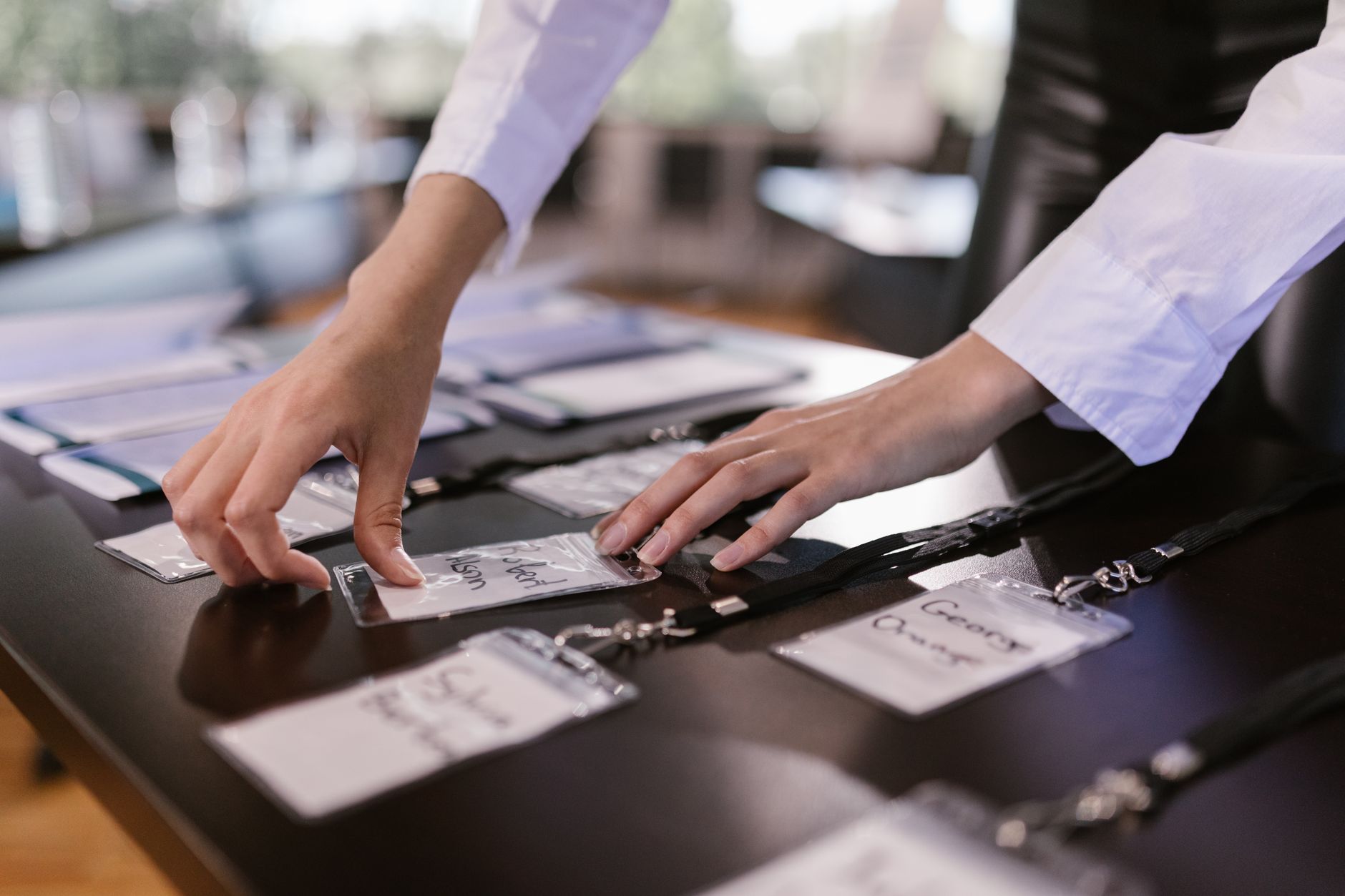 Mesa de registro y acreditación de participantes en un evento de negocios