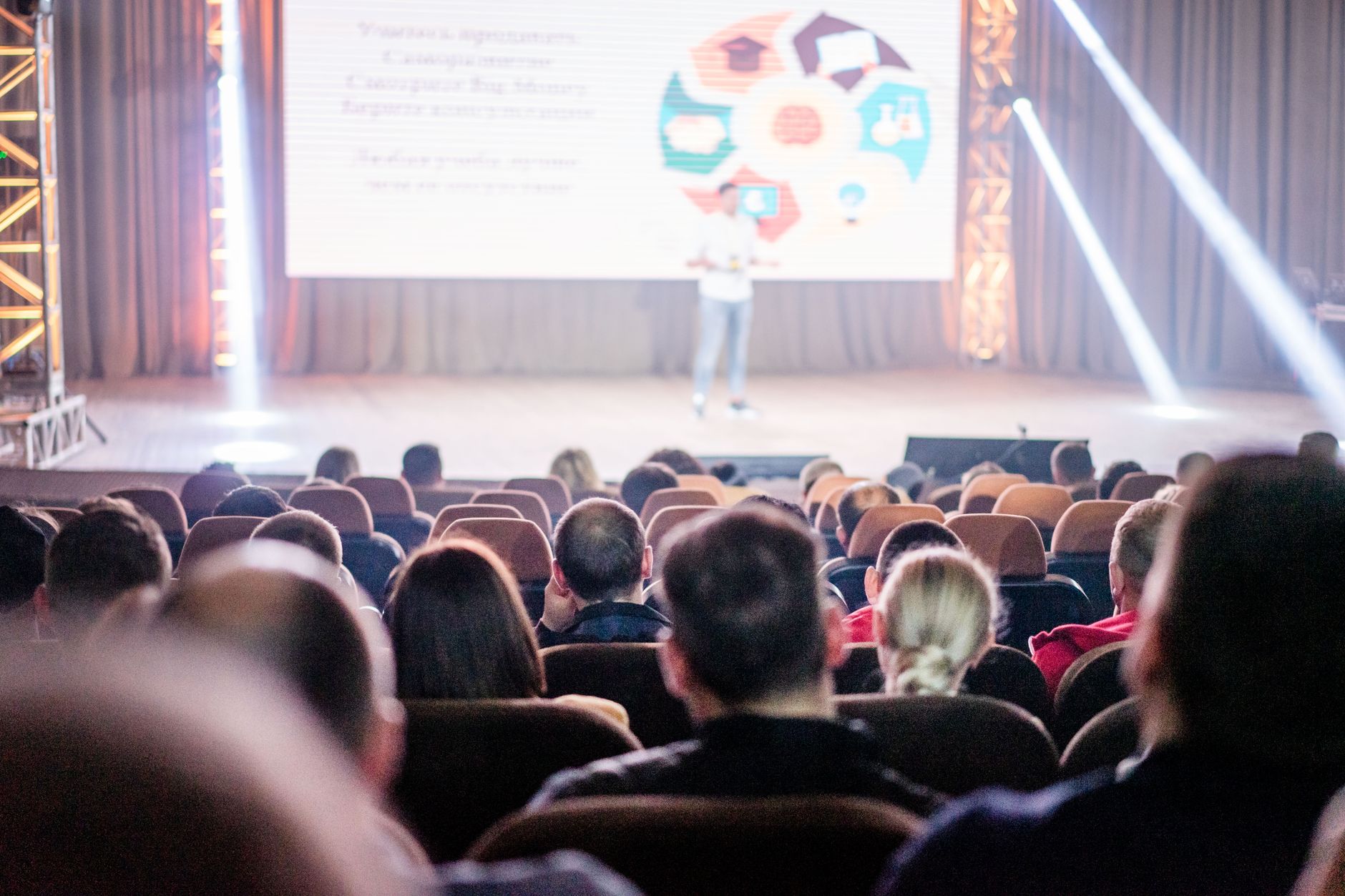 Salón de un evento corporativo con asistentes en una conferencia