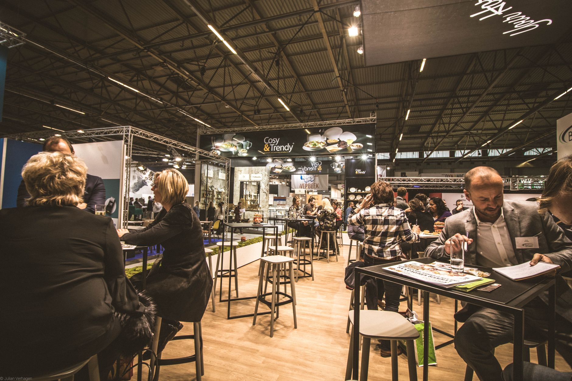 Participantes conversando durante una rueda de negocios
