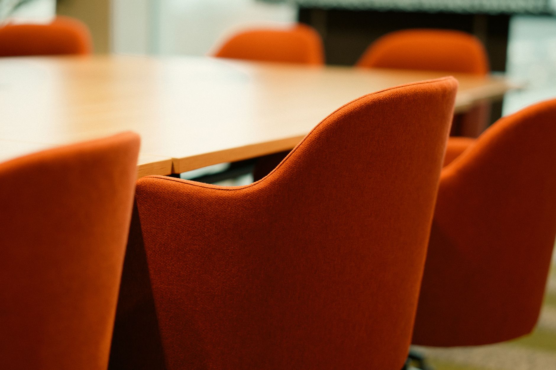 Silla vacía frente a una mesa de reuniones durante un evento de negocios